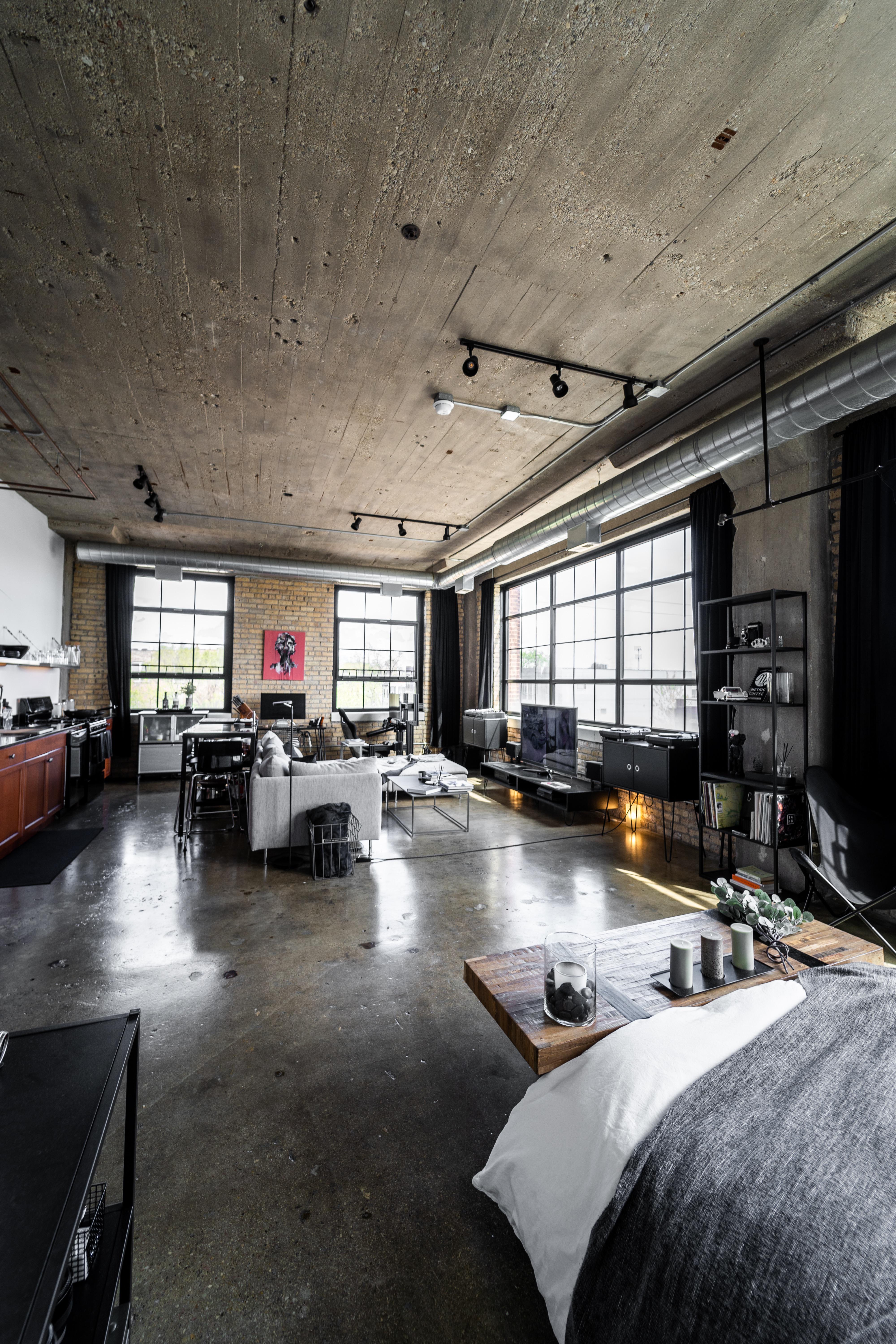 This minimalist concrete loft design has sparked a polarizing discussion among design enthusiasts. The space features concrete floors, walls, and ceilings, with a monochromatic color scheme and sparse furnishings. While some admire the sleek and modern aesthetic, others find it cold and uninviting. The loft's open layout and lack of storage may also be a concern for some. Regardless of one's opinion, this design certainly makes a bold statement. /2023_04_29_1336n81/lj9zb2c71wwa1.jpg