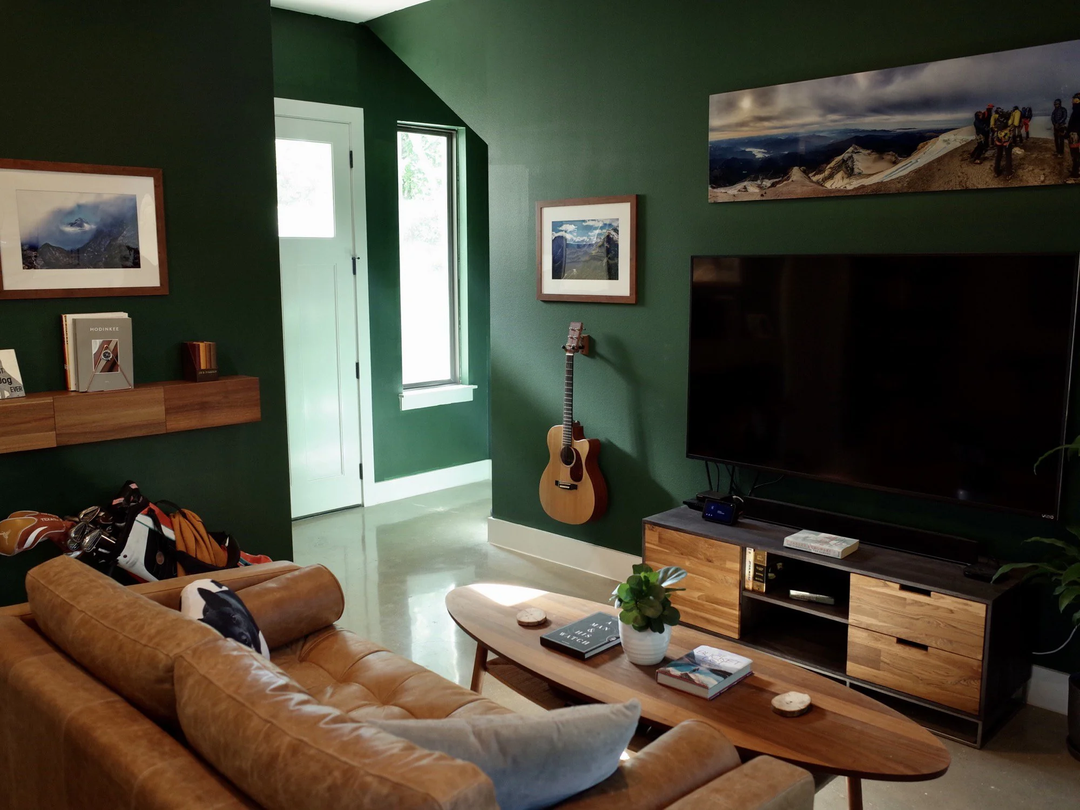 Bold design featuring deep green wall colors /deep-green-vibes/v3ZKpXdg1mXyGYCgdAHJYjBGztQJn0qeT63k-_Vxok0.width-1080.png