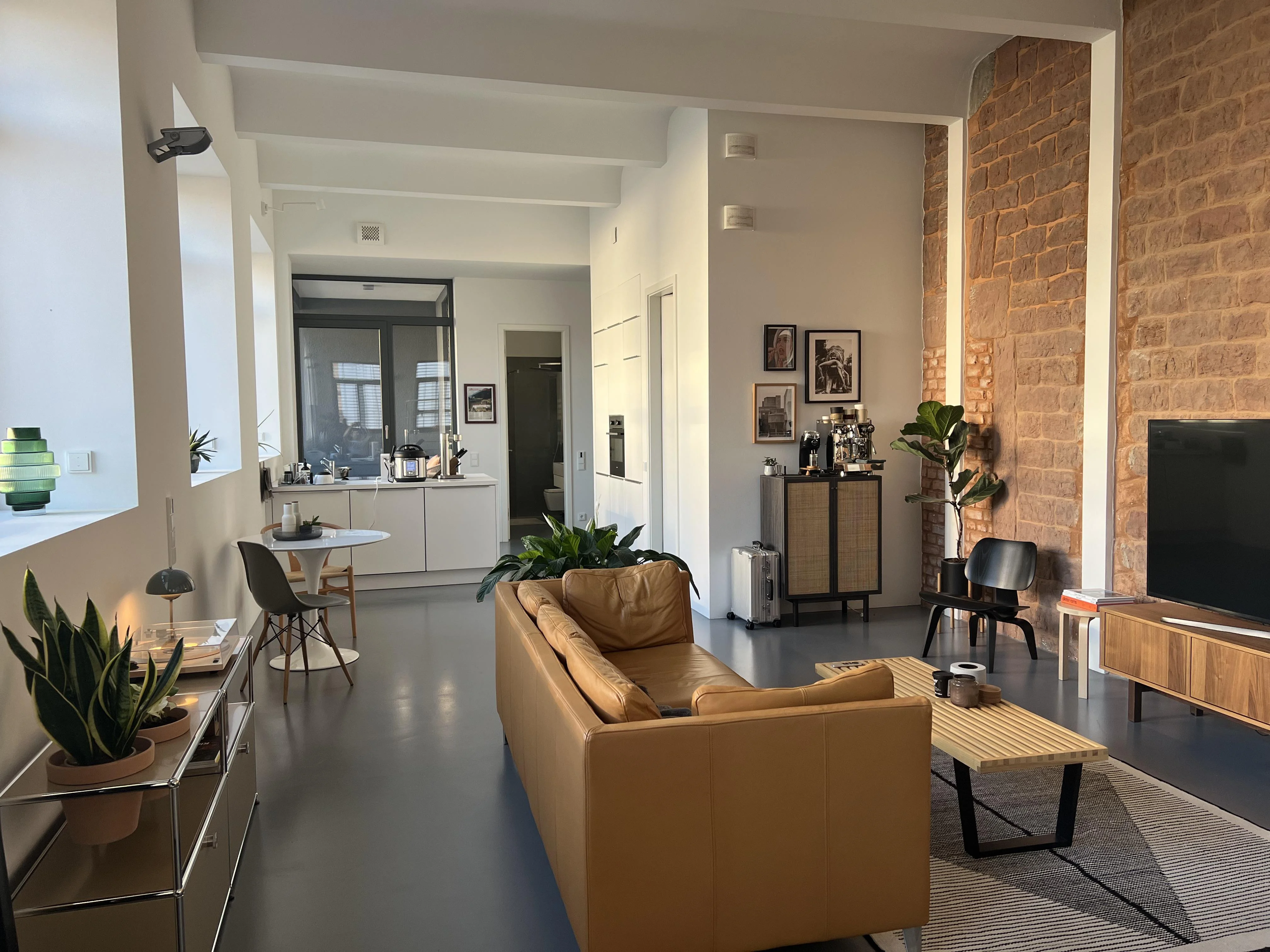 A studio with prominent exposed bricks and an elegant firnutire style. /exposed-brick-and-arcs/07ogd20m7wra1.webp